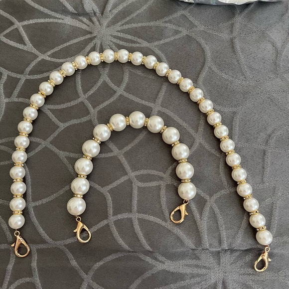 2) Pearl and Rhinestone strap for bag. Brand NEW in bag! NEVER USED‼️ Total of 2 - Picture 10 of 11